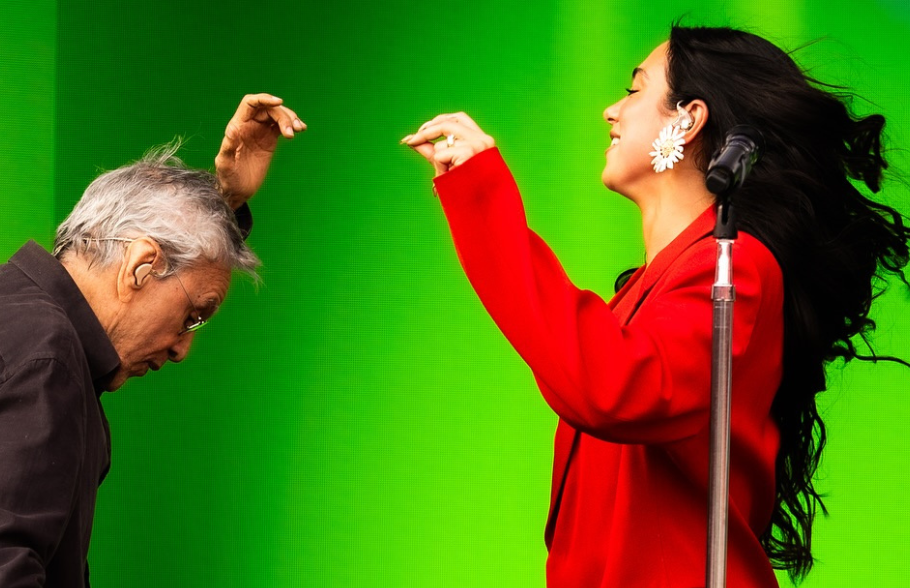 Caetano Veloso e Dua Lipa no ensaio antes do show (Foto: Reprodução/Instagram)