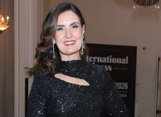 Fátima Bernardes usa look com brilho e fenda em jantar solidário Fátima Bernardes (Foto: Thiago Mattos/Brazil News)