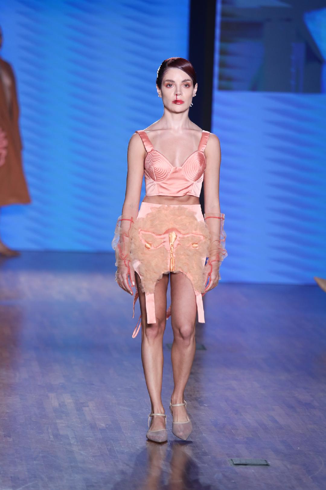 GKay com saia que mostra o aparelho reprodutor feminino (Foto: Lucas Ramos/Brazil News)