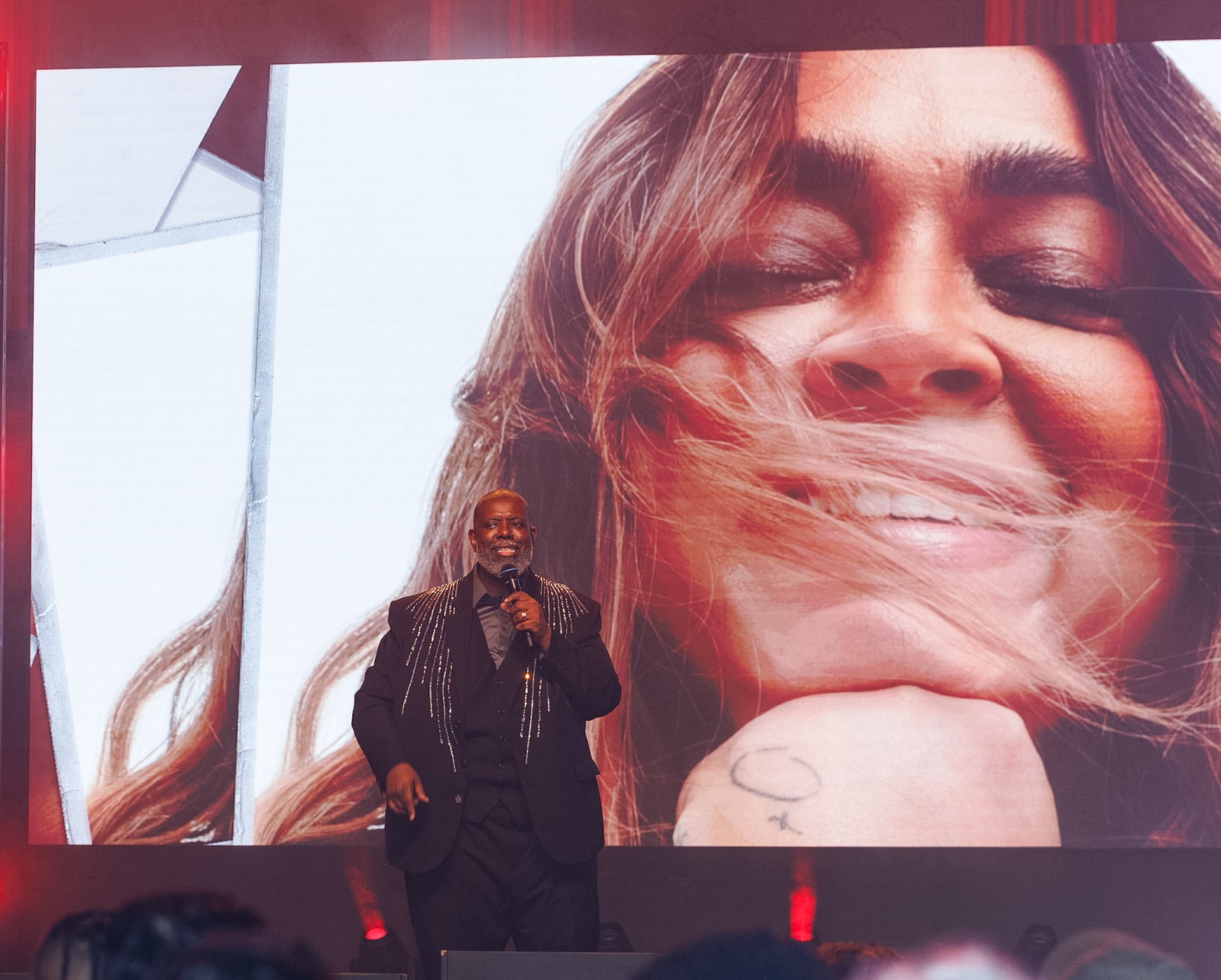 Péricles homenageia Preta Gil (Foto: Brazil News)
