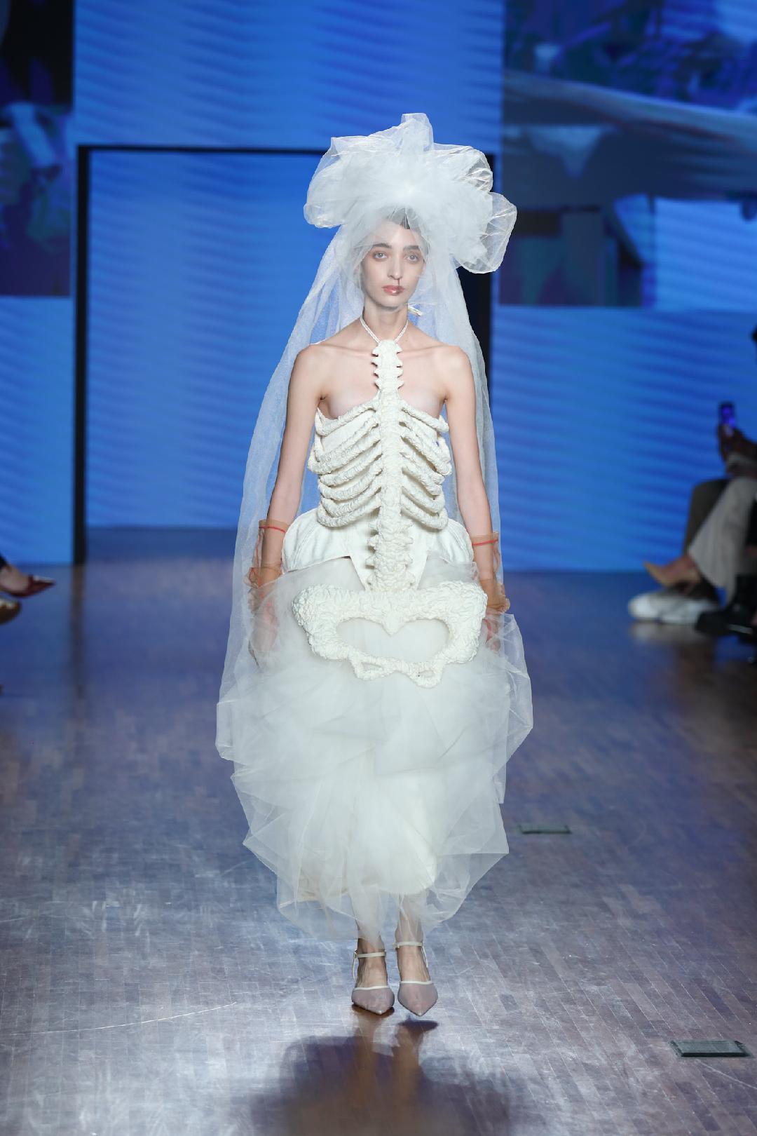 Noiva com vestido esqueleto (Foto: Lucas Ramos/Brazil News)