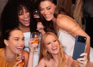 Marina de dourado e Paes de slip dress em evento com Sabalenka Sheron Menezzes, Juliana Paes, Aryna Sabalenka e Marina Ruy Barbosa (Foto: Andy Santana e Manu Scarpa/Brazil News)