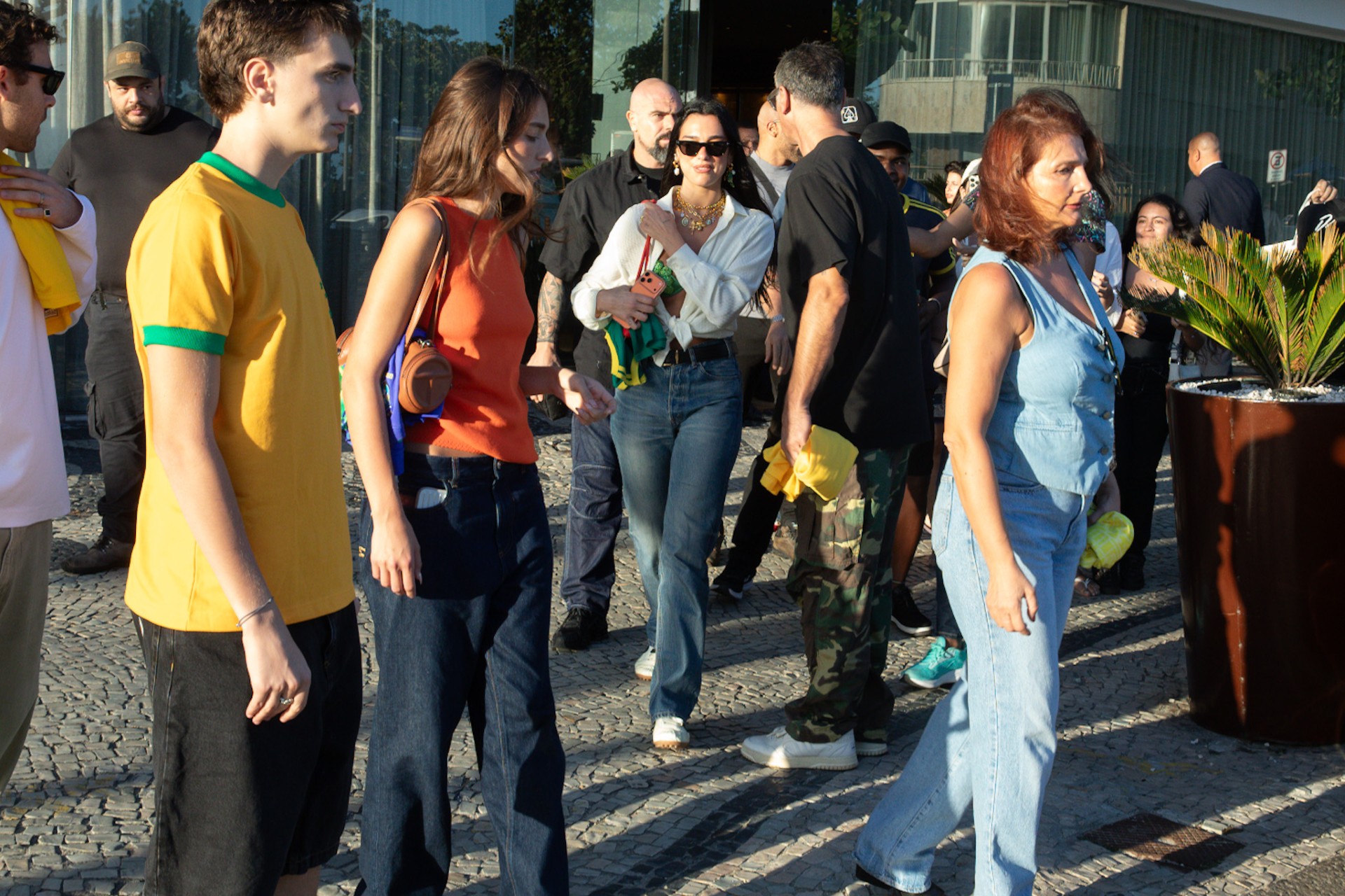 Dua Lipa e família no Rio de Janeiro (Foto: Victor Chapetta/Brazil News)