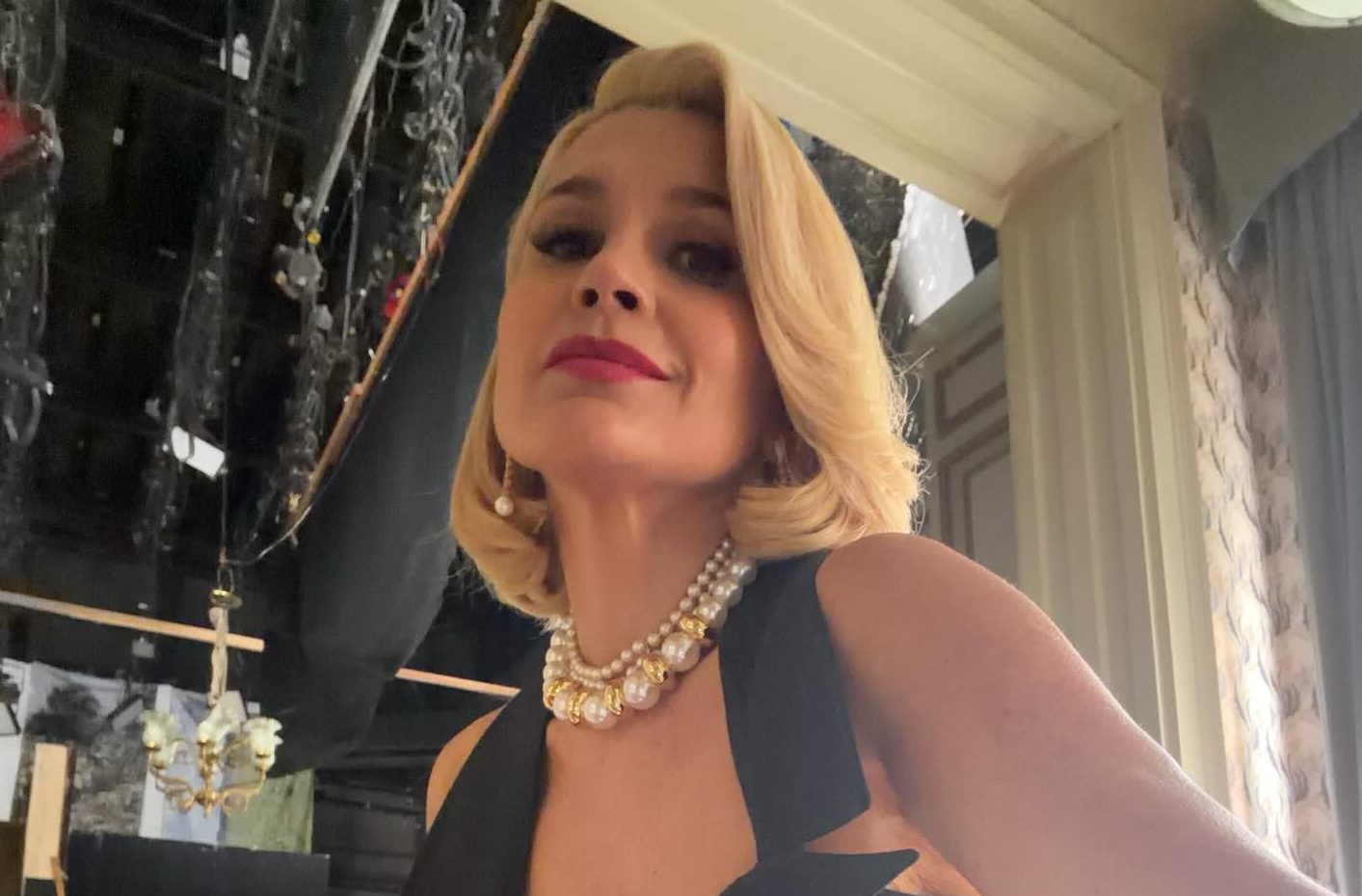 Flávia Alessandra nos bastidores de "Êta Mundo Melhor" (Foto: Reprodução/Instagram)