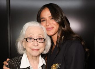 CCXP: Bruna Marquezine usa blazer com cadarços e saia de R$ 13 mil Fernanda Montenegro e Bruna Marquezine (Foto: Lucas Ramos/Brazil News)