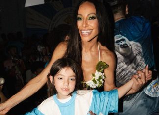 Sabrina Sato leva Zoe a ensaio no morro e usa look mínimo de crochê Sabrina Sato e Zoe (Foto: Lusca/Divulgação)