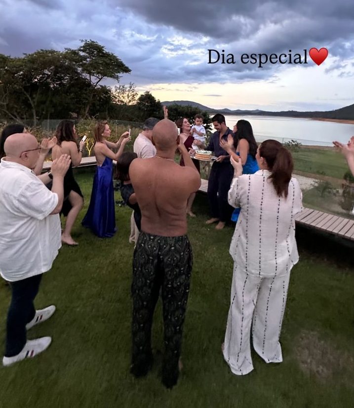 Paolla Oliveira, Mariana Ximenes e mais amigos cantam parabéns para Cláudia Raia (Foto: Reprodução/Brazil News)