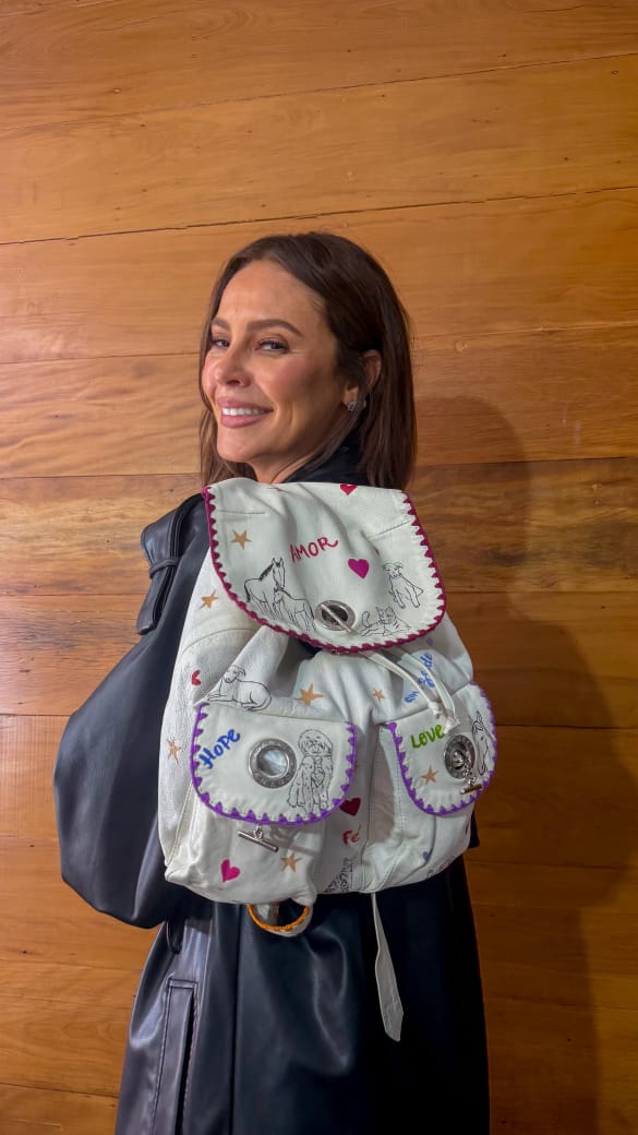 Paolla Oliveira e maochila criada em conjunto com o Atelier Kantha (Foto: Divulgação