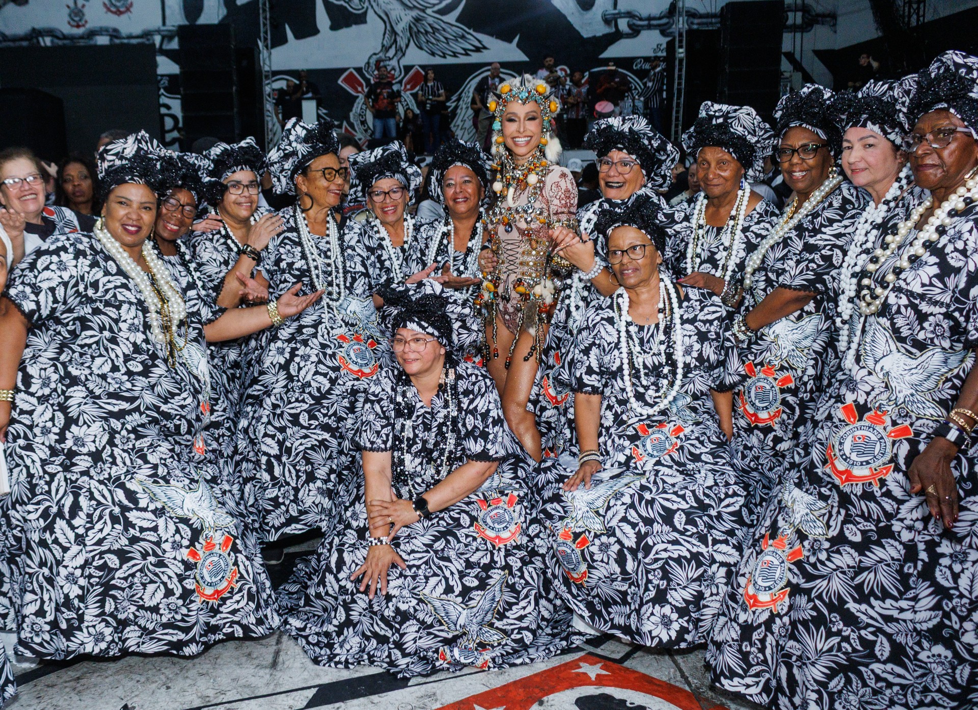 Sabrina Sato e ala das baianas da Gaviões (Foto: Clayton Felizardo/Brazil News)