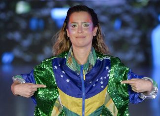 CdC: Mel Lisboa abre desfile com peças de guarda-chuvas reciclados Mel Lisboa no desfile da Trama Afetiva (Foto: Marcelo Soubhia/ @agfotosite)