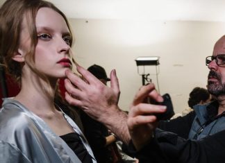Alta-costura: brasileiro assina beleza de 8 desfiles em Paris Marcello Costa no backstage de desfile (Foto: Divulgação)