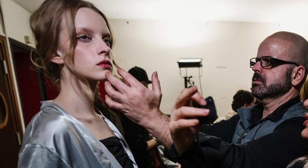 Marcello Costa no backstage de desfile (Foto: Divulgação)