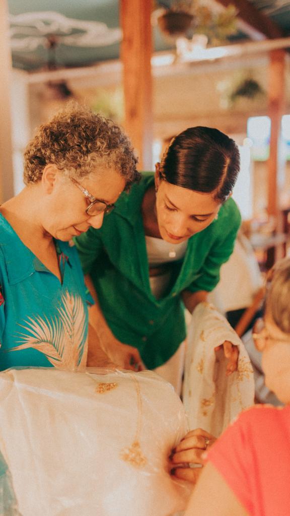 Thayna Soares ao lado de bordadeira (Foto: Divulgação)