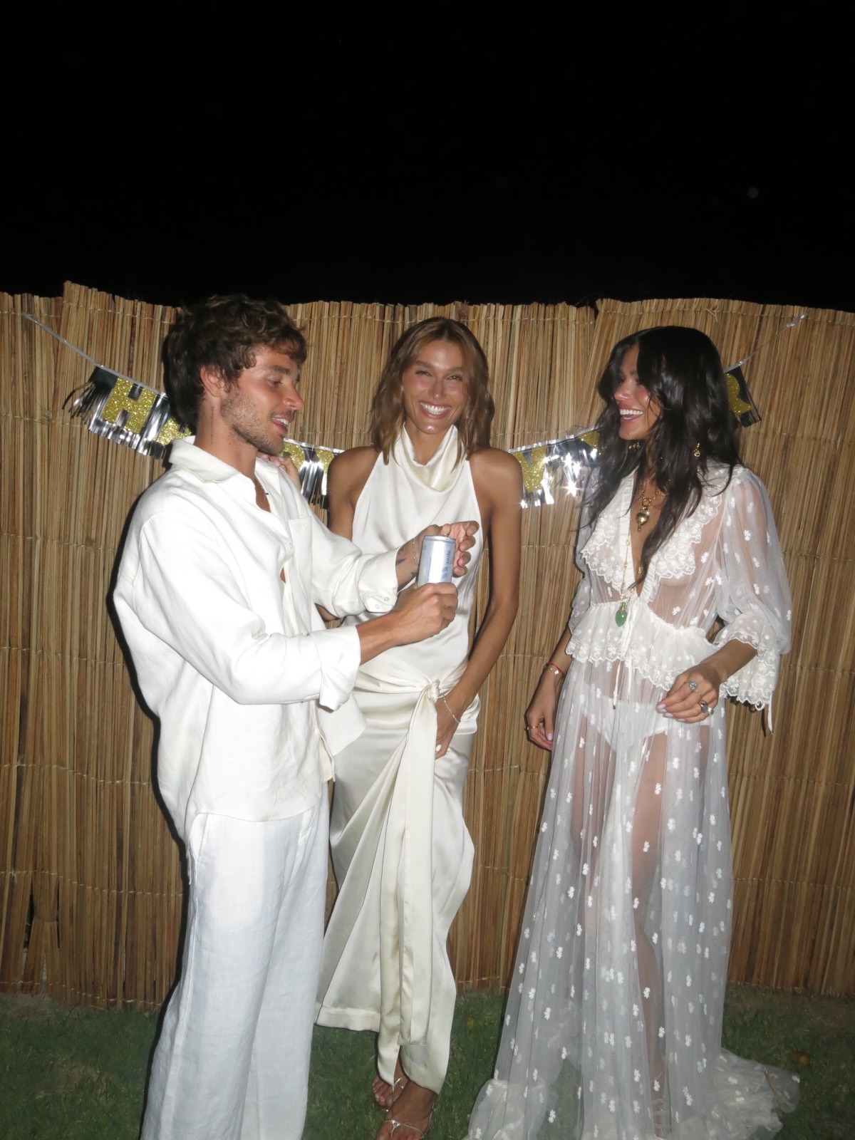 Bruna Marquezine usa vestido branco da Chloé (Fotos: Reprodução/Instagram)