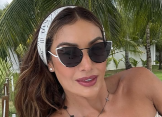 Lenço na cabeça para moda praia conquista Patrícia Poeta e + famosas Patrícia Poeta com lenço na cabeça (Foto: @patriciapoeta/Instagram/Reprodução)