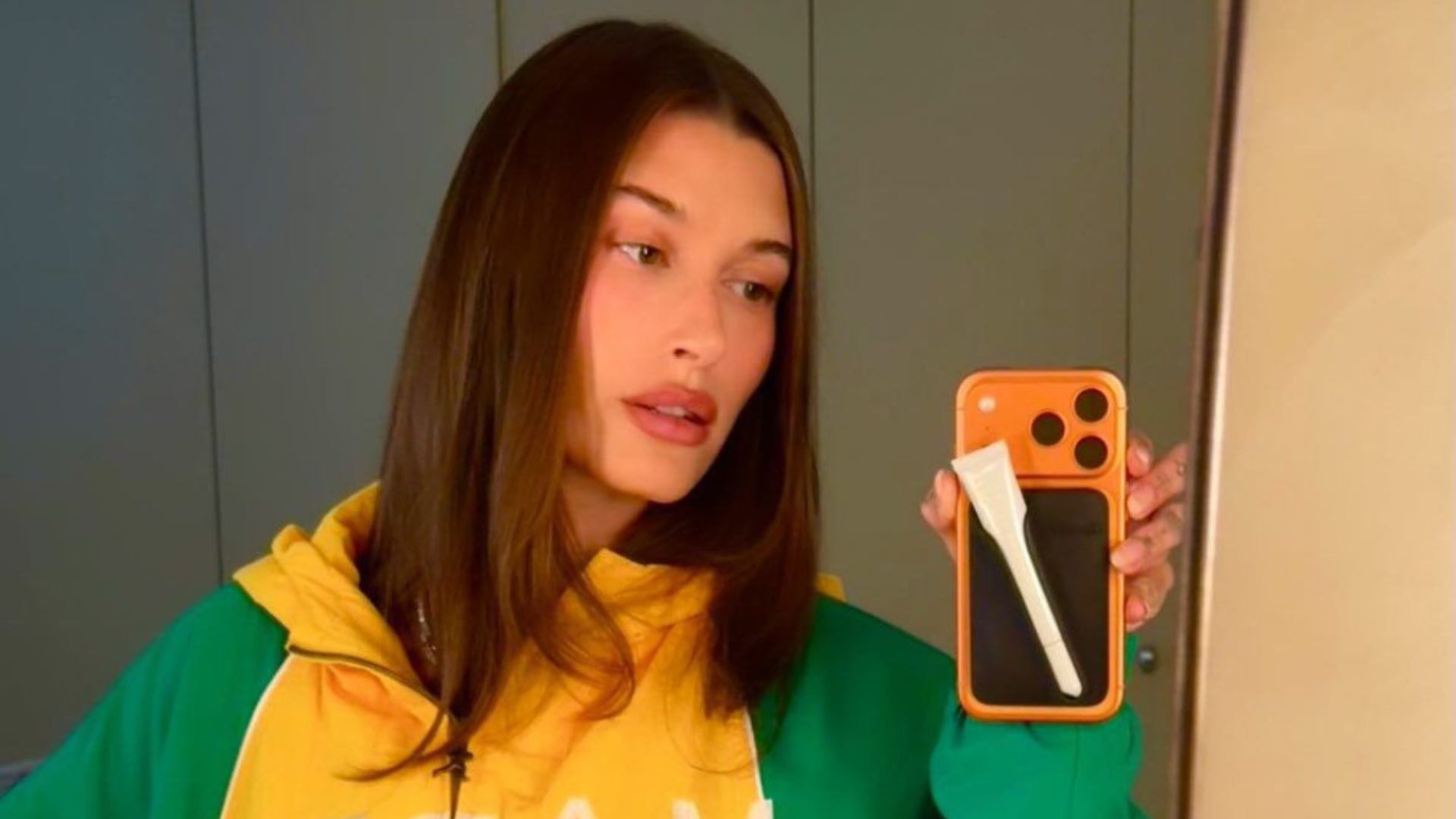 Hailey Bieber com a jaqueta nas cores do Brasil (Foto: Reprodução/Instagram)