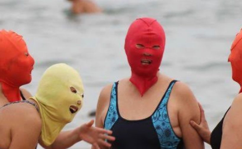 Mulheres chinesas usando facekini (Foto: Reprodução/Instagram)