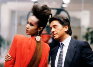 Valentino deixa elegância, feminilidade e o vermelho como legados A modelo Iman e Valentino: coleção outono de 1985 (Foto: Reprodução/Instagram/@realmvaletnino)