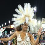 Do SPFW ao Carnaval, Iza leva crochê de Gustavo Silvestre à avenida Iza (Foto: Victor Chapeta/Bfazil News)