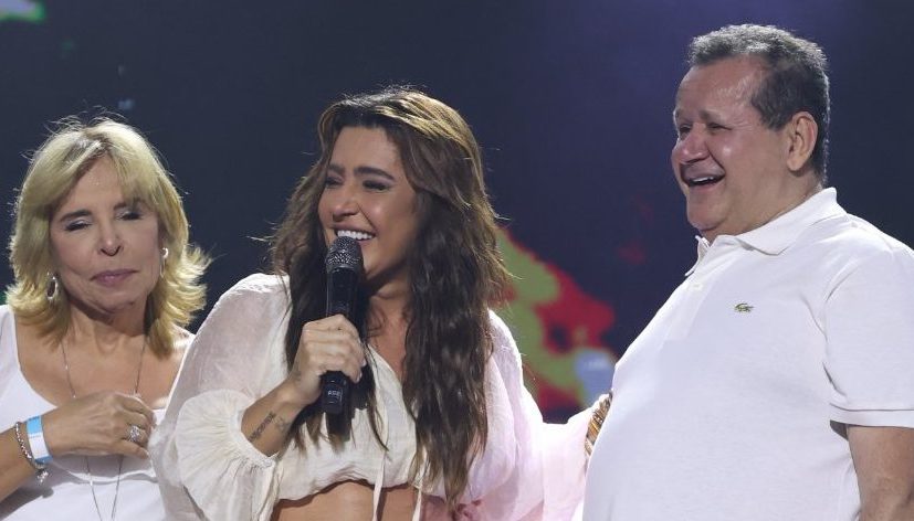 Lauana Prado ao lado dos pais (Foto: Daniel Pinheiro/BrazilNews