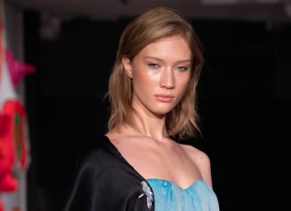 Alta-costura: grife brasileira desfila com inspiração em Paraty Desfile da grife Thayná Caiçara em Paris (Foto: Meera Fox/Divulgação)