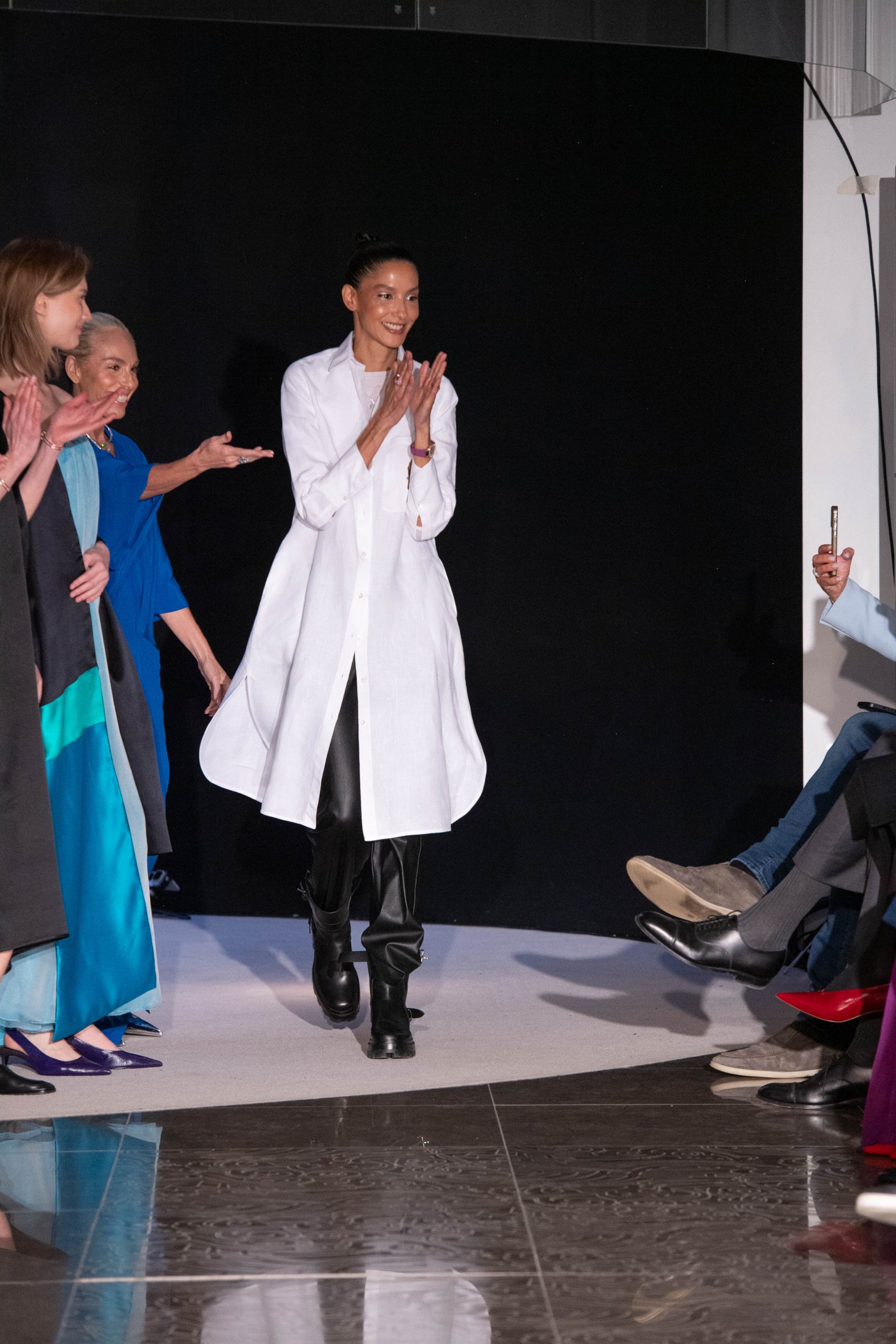 Thayná Soares no fim do desfile de sua grife Thayná Caiçara em Paris (Foto: Meera Fox/Divulgação)