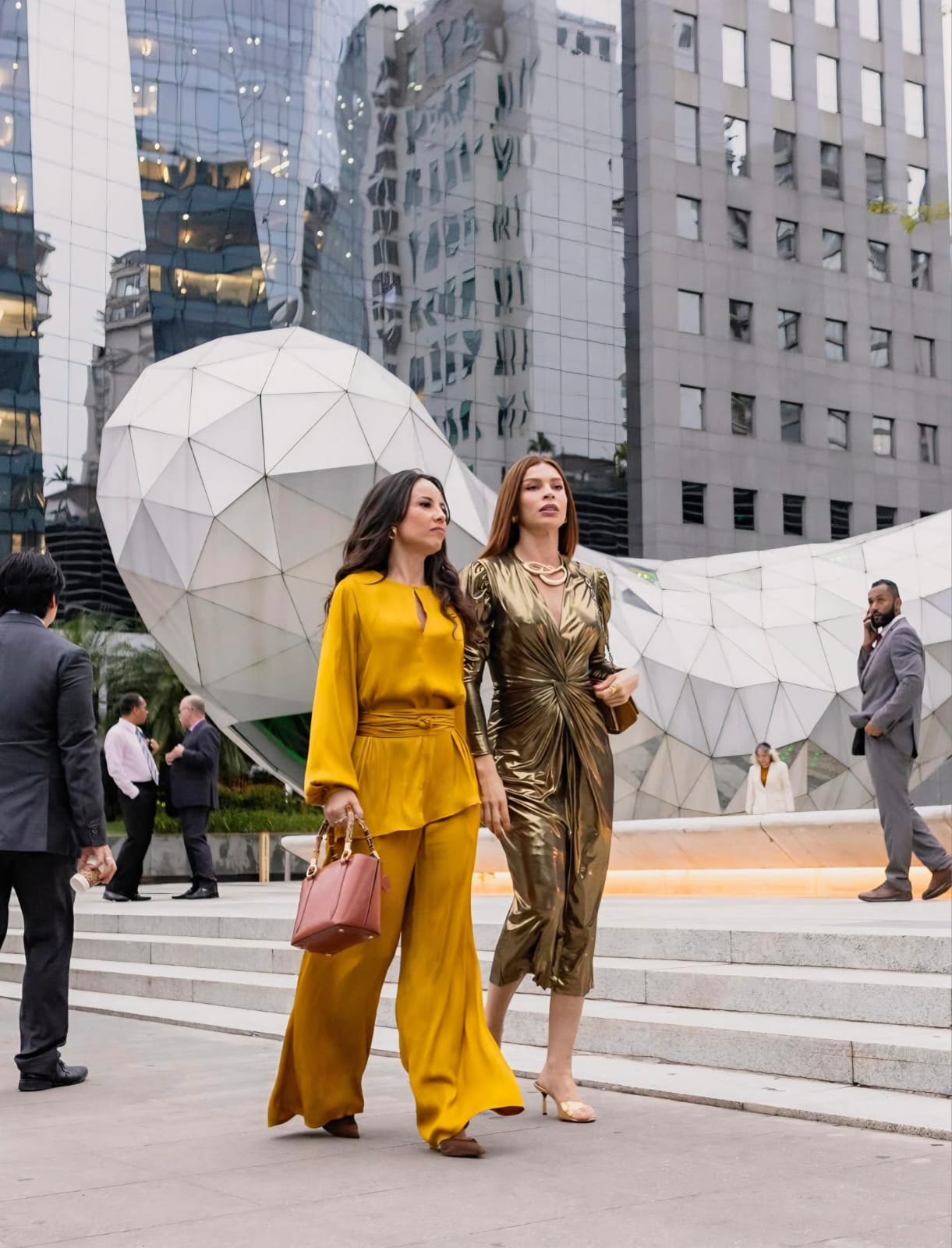 Zenilda e Arminda em cena de "Três Graças", na avenida Faria Lima, em SP (Foto: Fabiano Battaglin/Divulgação/Rede Globo)