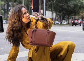 Zenilda usa bolsa de couro de R$ R$ 2.747 em “Três Graças” Zenilda durante cena em que é jogada por Arminda em direção aum ônibus (Foto: (Foto: Fabiano Battaglin/Divulgação/Rede Globo)