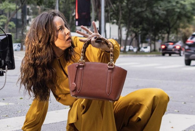 Zenilda durante cena em que é jogada por Arminda em direção aum ônibus (Foto: (Foto: Fabiano Battaglin/Divulgação/Rede Globo)