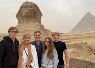 De tons terrosos a jeans: 7 looks da Angélica em viagem pelo Egito Angélica, Luciano Huck e filhos no Egito (Foto: @angelicaksy/Instagram/Reprodução)