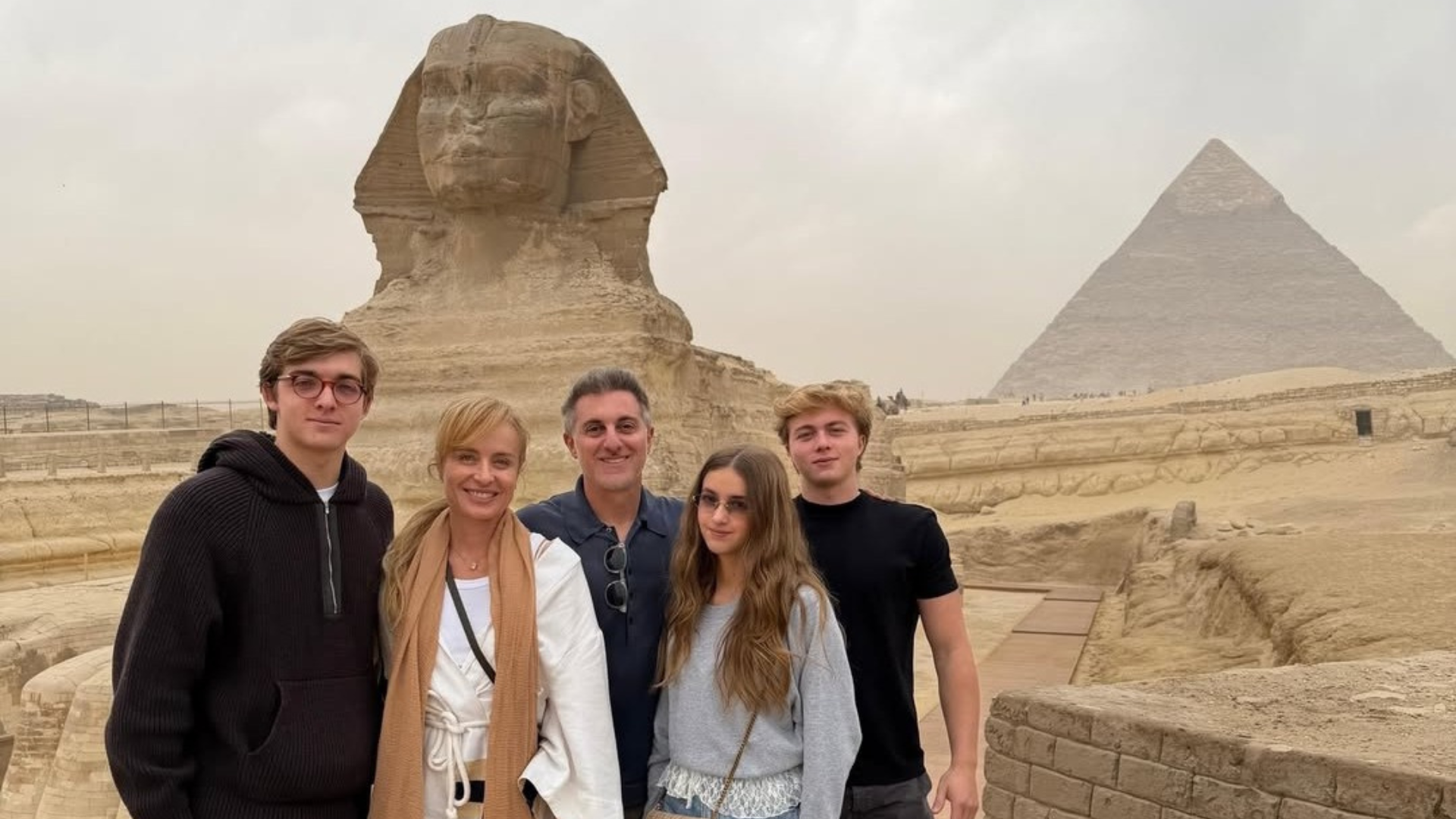 Angélica, Luciano Huck e filhos no Egito (Foto: @angelicaksy/Instagram/Reprodução)