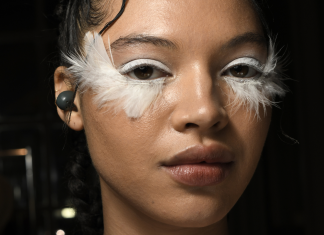 De penas a delineado: veja trends de beleza da NYFW Valerian Hughes (Foto: Meera Fox/Divulgação)