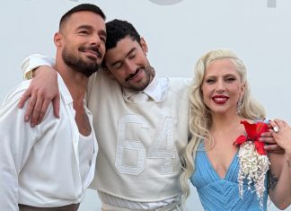 Super Bowl 26: todos os detalhes dos looks de Lady Gaga e Bad Bunny Rick Martin, Bad Bunny e Lady Gaga nos bastidores do Super Bowl (Foto: Reprodução/@Instagram/ @rick_martin)