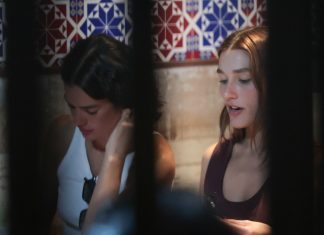 Bruna Marquezine usa branco ‘quase’ total em passeio com Sasha Buna Marquezine e Sasha (Foto: Victor Chapetta/Brazil News)