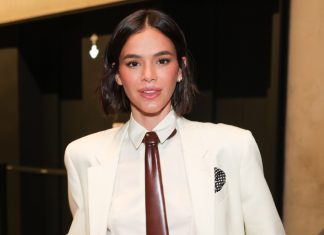 Bruna Marquezine mistura terno branco, gravata de madeira e chinelo Bruna Marquezine (Foto: Lucas Ramos/Brazil News)