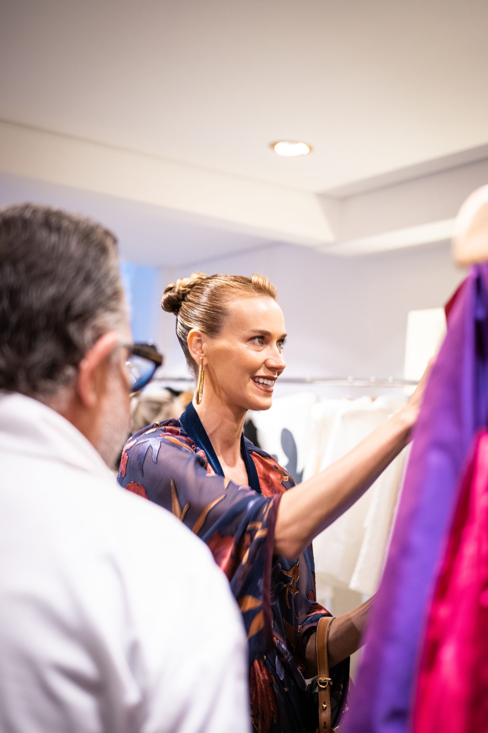 Renata Kuerten confere coleção de Vitor Zerbinato (Foto: Divulgação)