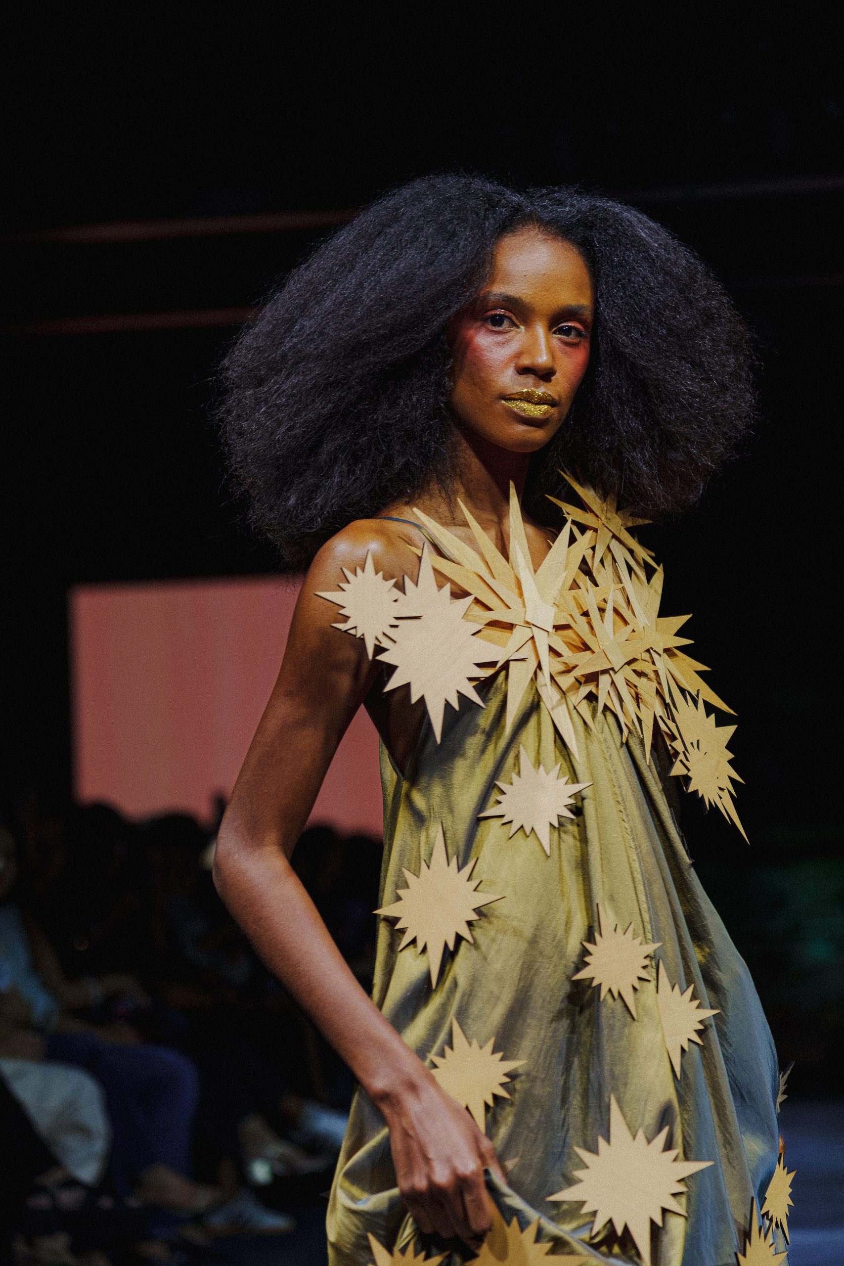 Desfile de Jay Boggo com looks de MDF (Foto: Divulgação)