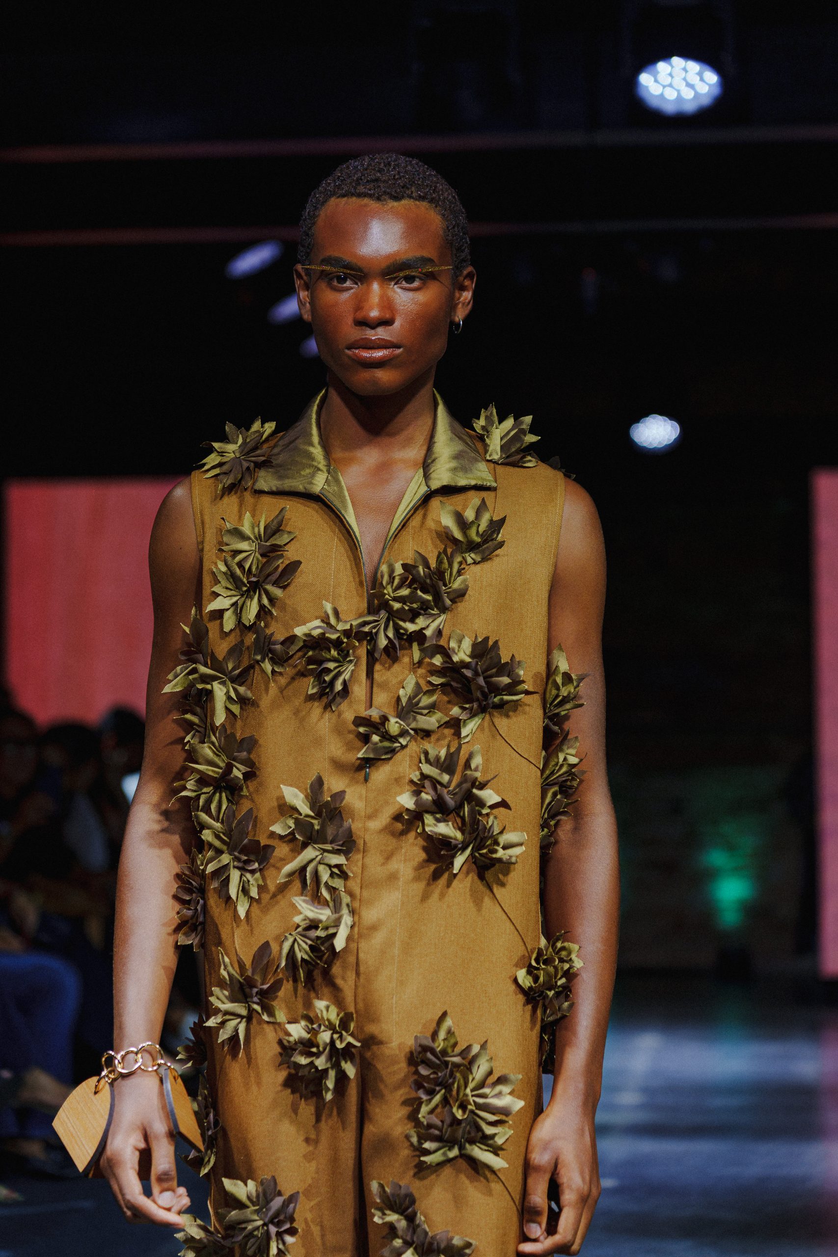 Desfile de Jay Boggo com looks de MDF (Foto: Divulgação)