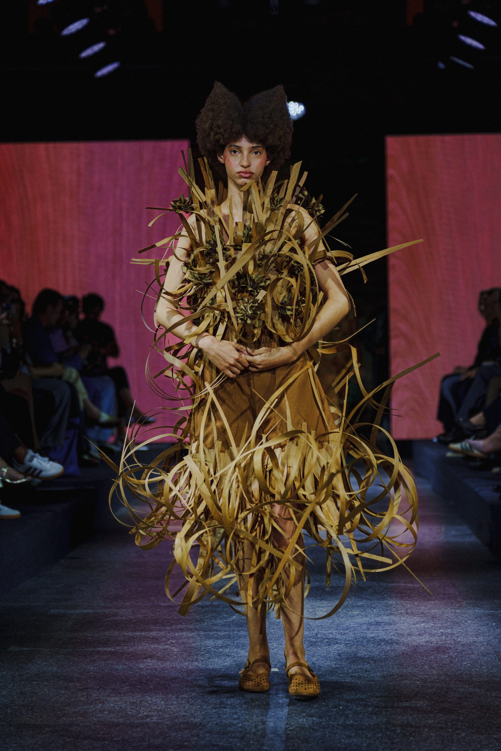 Desfile de Jay Boggo com looks de MDF (Foto: Divulgação)