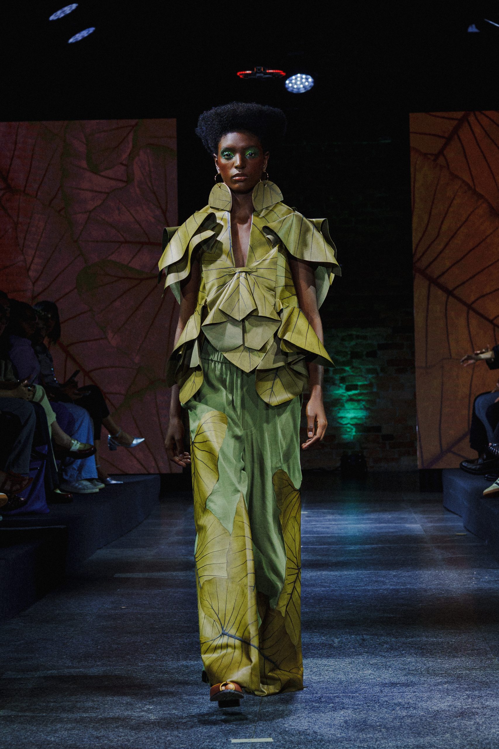 Desfile de Jay Boggo com looks de MDF (Foto: Divulgação)