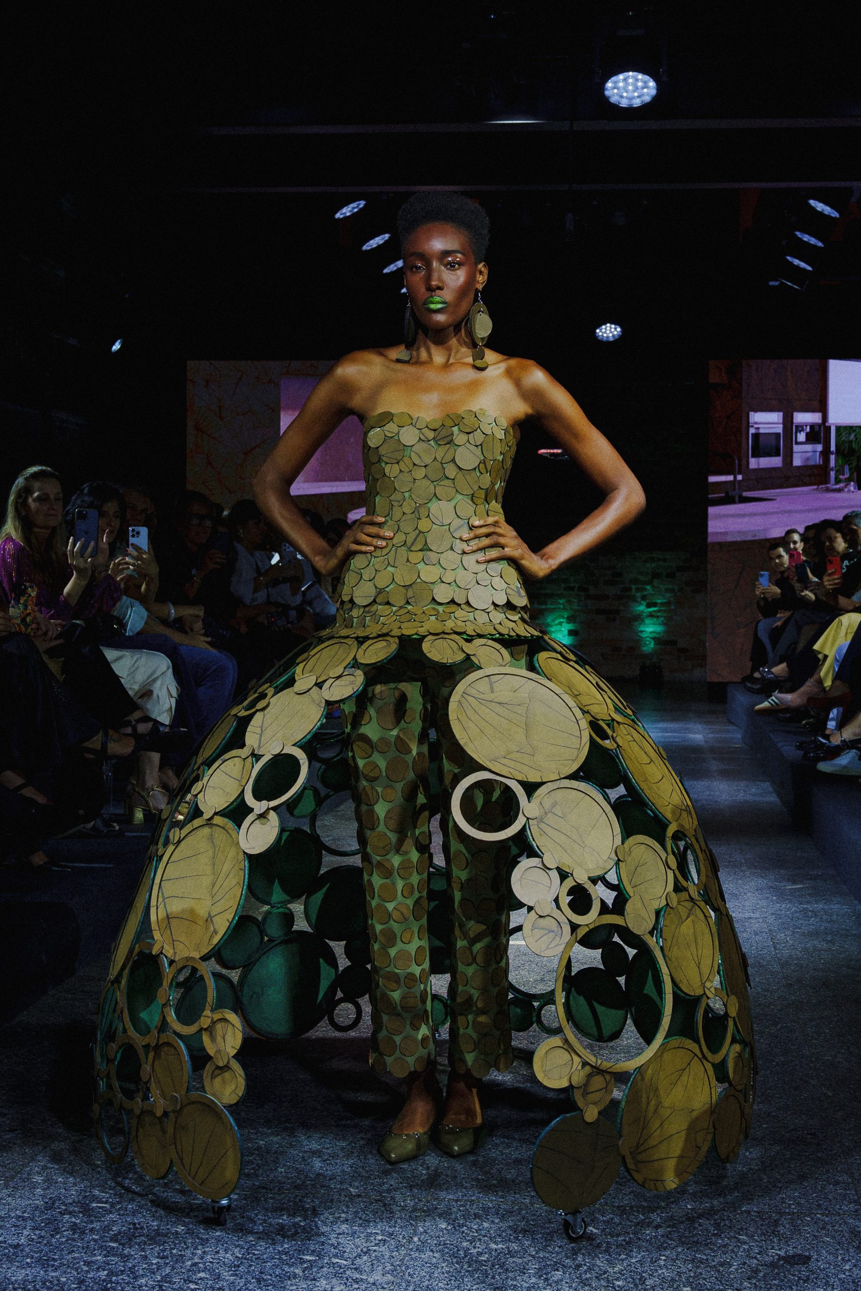 Desfile de Jay Boggo com looks de MDF (Foto: Divulgação)