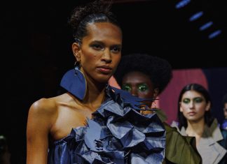 Estilista brasileiro transforma MDF em obras de arte para vestir Desfile de Jay Boggo com looks de MDF (Foto: Divulgação)
