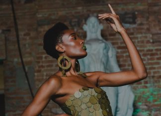 Estilista brasileiro transforma MDF obras de arte para vestir Desfile de Jay Boggo com looks de MDF (Foto: Divulgação)