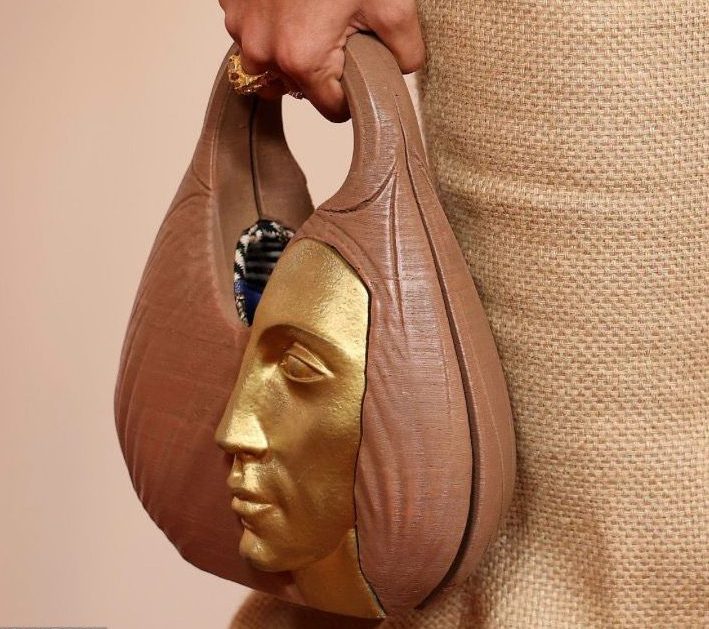 Detalhe da bolsa de Jay Boggo usada por Alice Carvalho (Foto: Reprodução)