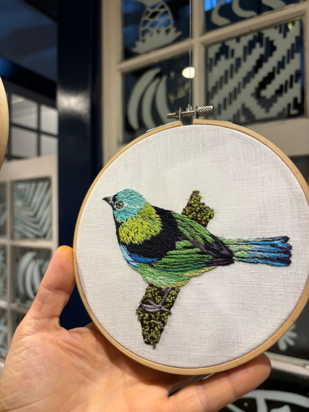 Pássaro bordado com a técnica pintura de agulha (Foto: Divulgação)