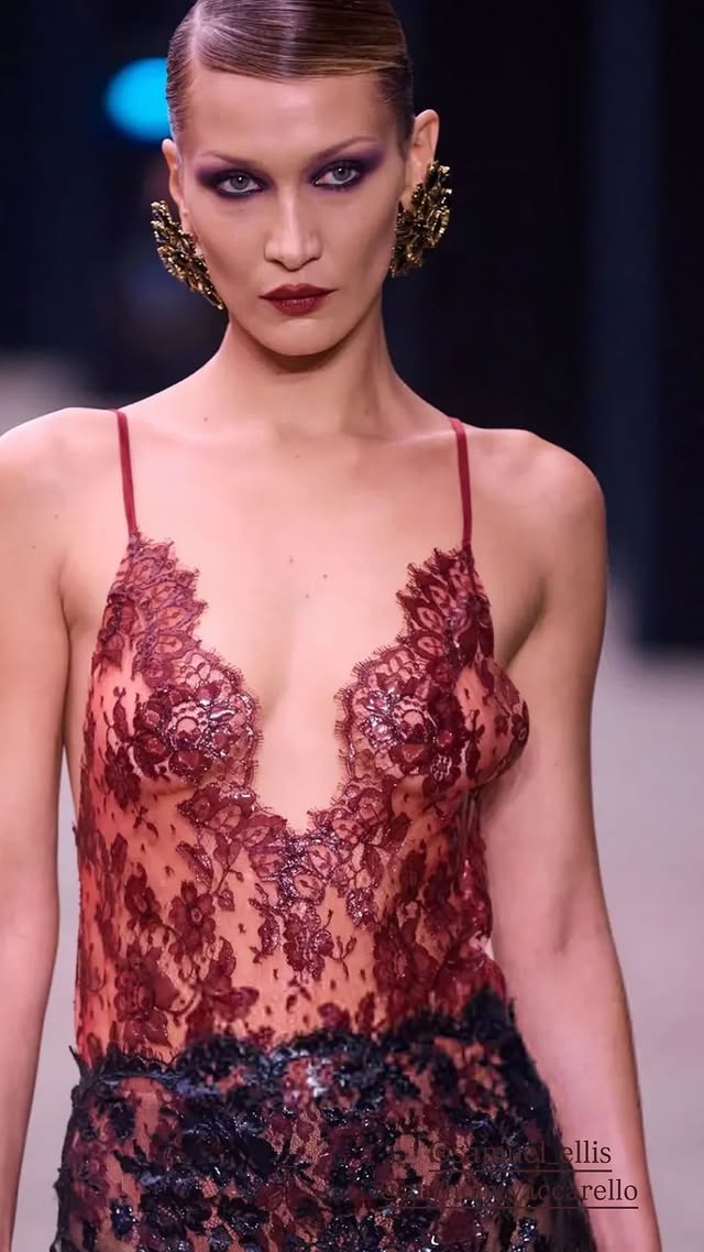 Bella Hadid na YSL (Foto: Reprodução/Instagram/@bellahadid)