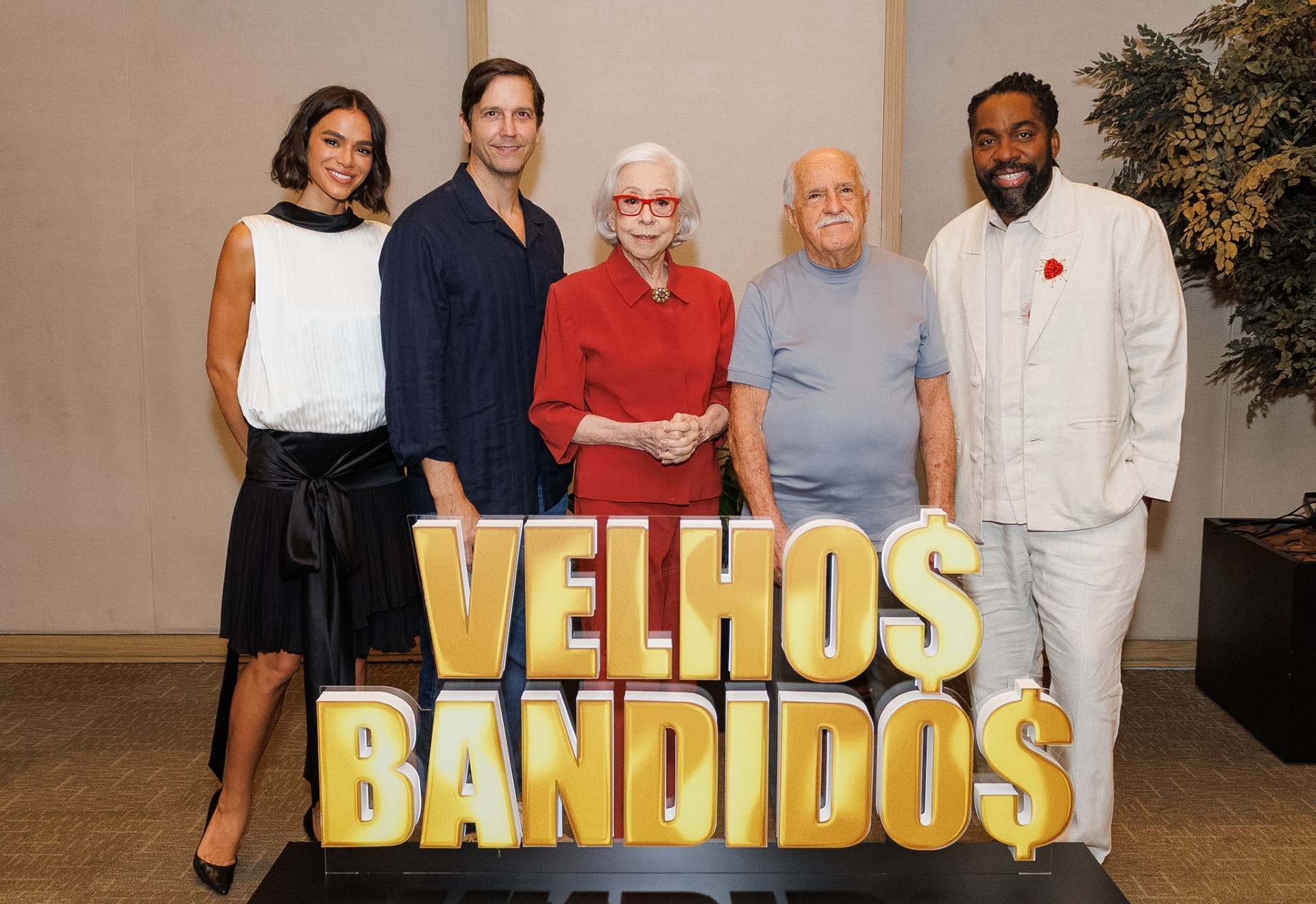 Bruna Marquezine e elenco de Velhos Bandidos (Foto:  Foto Clayton Felizardo/Brazilnews)