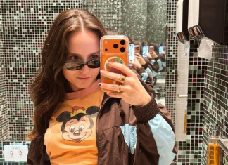 De nail art a blusa temática: veja visual de Larissa Manoela na Disney Larissa Manoela (Foto: @larissamanoela/Instagram/Reprodução)