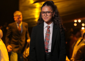 Maisa, Anttónia e + famosas provam ar fashion da gravata Maisa com gravata (Foto: Brazil News)