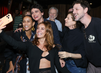 Paolla Oliveira deixa lingerie à mostra para ir ao teatro com Taís e Débora Paolla Oliveira, Taís Araújo, Débora Bloch e Malu Galli (Foto: Daniel Pinheiro/BrazilNews)